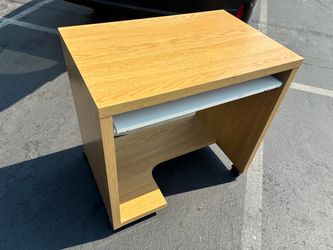Free rolling desk with pull out keyboard shelf