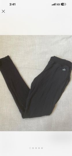 Alo Yoga black leggings with pockets size small
