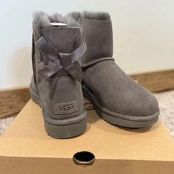 New UGG Woman’s Size 8 Bailey bow ll Gray Authentic 100%