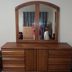 Dresser With Detachable Mirror Set