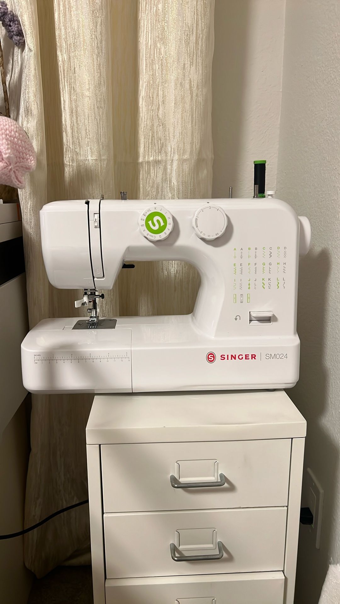 SINGER SM024 Sewing Machine Plus Accessories