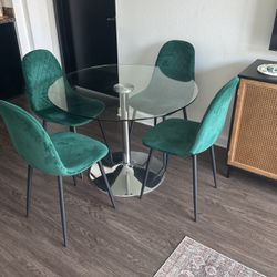 Round Dining Table With Chairs 