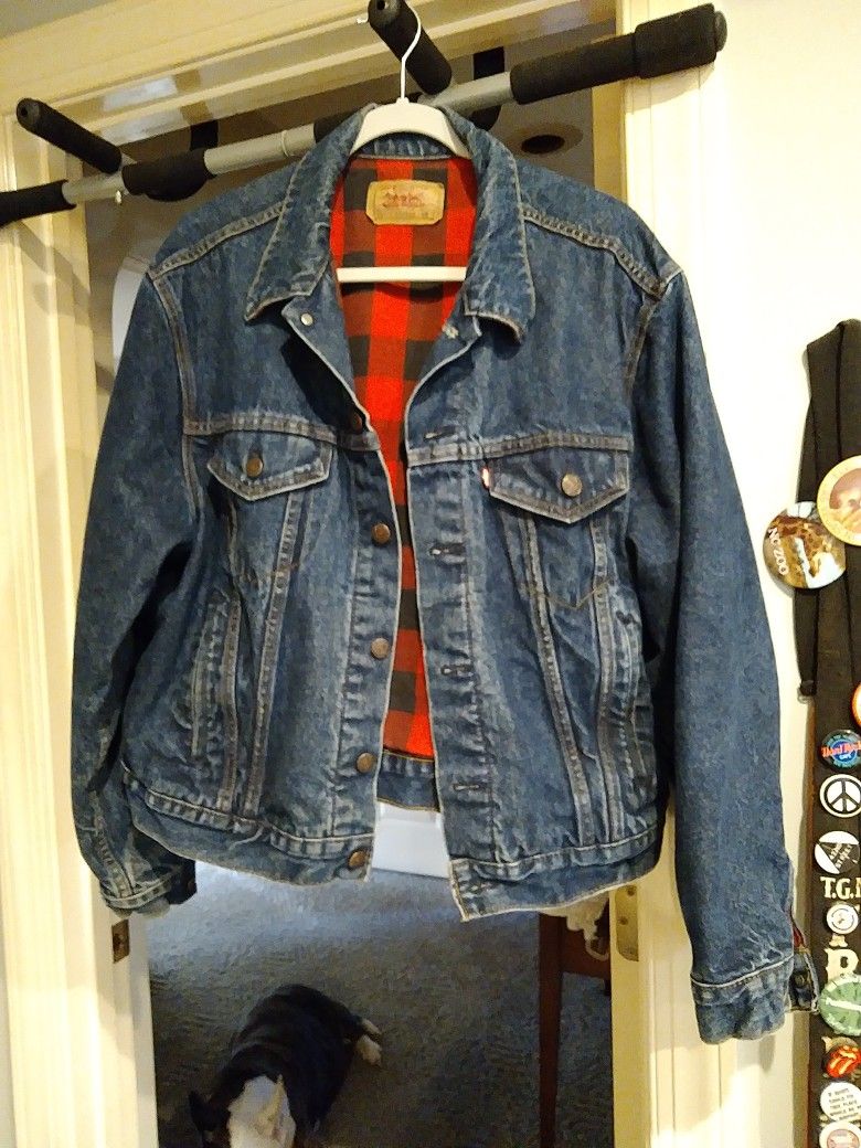 VINTAGE. LEVI JEAN JACKET WITH LINING. SIZE. 48. EQ XLG. MENS 70 BUCKS