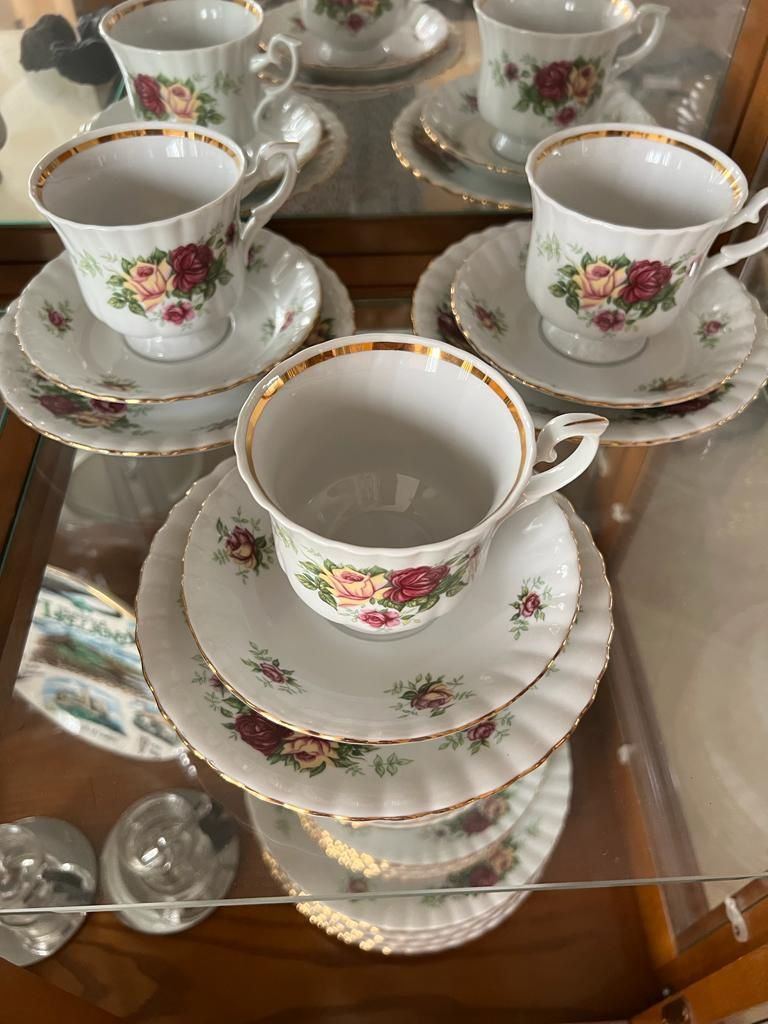 China Set - Brand New - England Rose Farfor