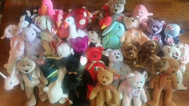 33 Beanie Babies All with attached hang tags.