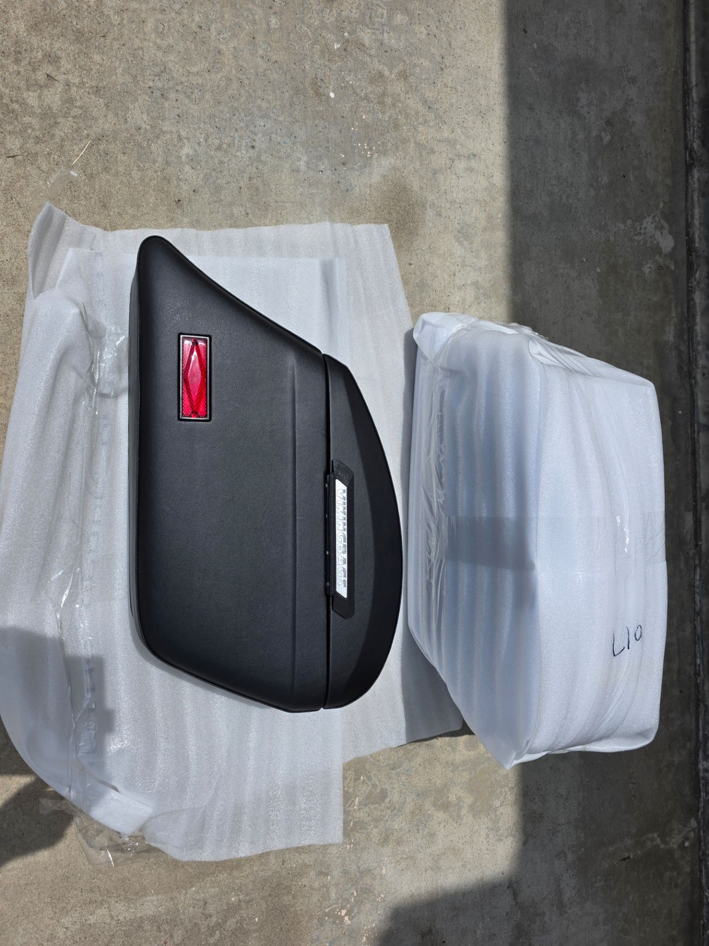 Hard leather lockable motorcycle saddlebags