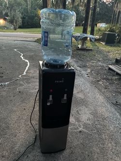 Hot and cold water dispenser