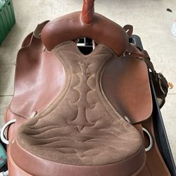 Wintec Faux Leather Lightweight Saddle With Stirrup Straps And Cinch