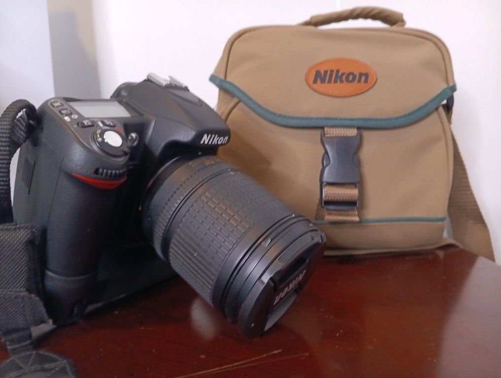 Nikon D80 DSLRCamera + AF-S DX 18-70mm f/3.5-4.5G ED Lens + Battery Grip BP-D80N