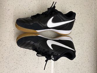 Nike gato Men’s Black & White Indoors size 6