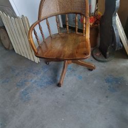 Desk Chair Great Condition Q