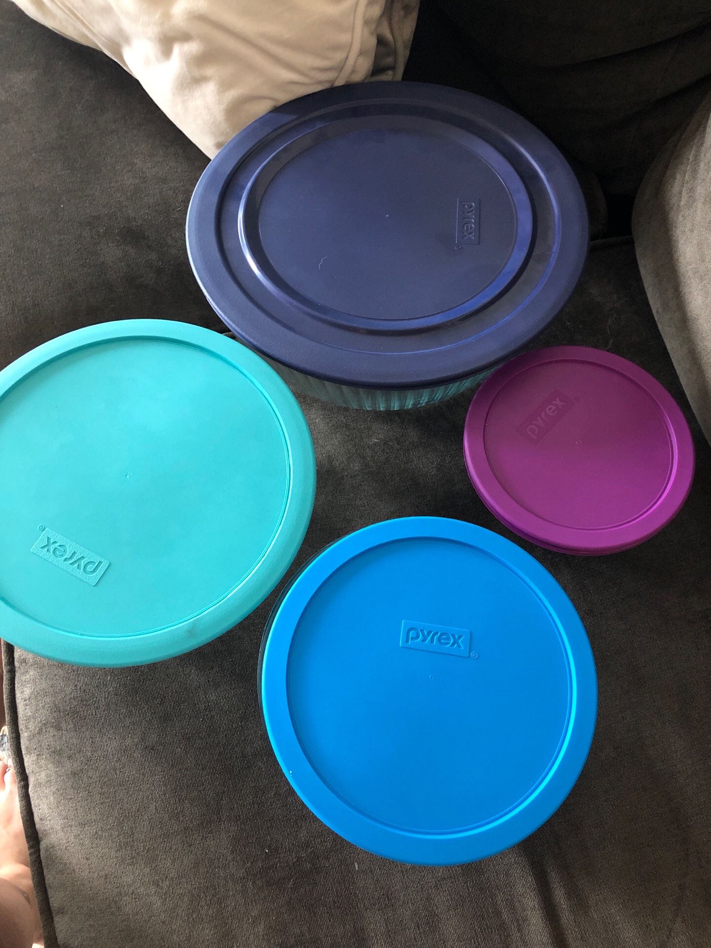 Pyrex mixing bowls with lids