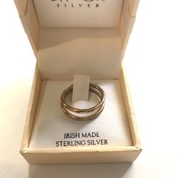 Textured gold ring with twist. Size 6. 