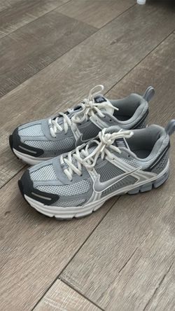 Nike Zoom Vomero 5/Womans-size 4