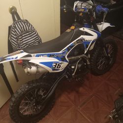 Selling Xmotos 125cc Dirt Bike $800