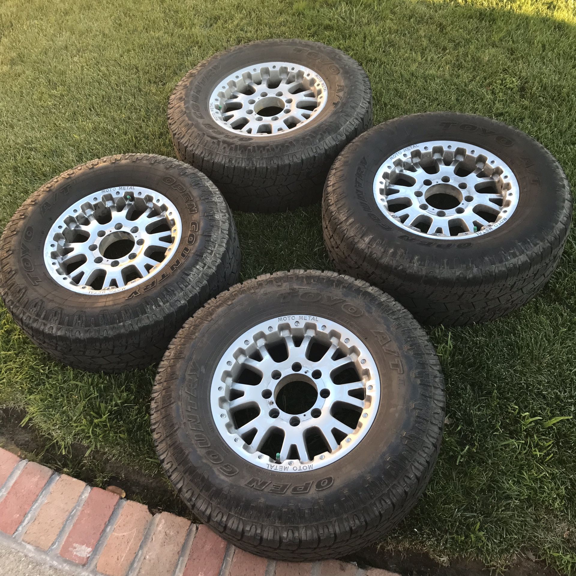 Moto Metal 956 17x9 / Open Country A/T 2s