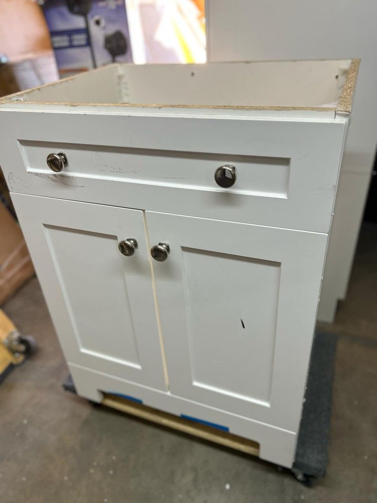 New 24 In Vanity In Good Condition