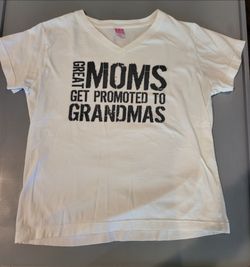 👵 Great Moms Get Promoted to Grandmas White Graphic Tee – Size L