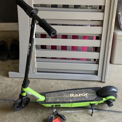 Electric Razor Scooter Slightly used Comes With Charger 