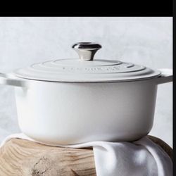 MUST SEE!   BRAND NEW WHITE LE CREUSET DUTCH OVEN! 