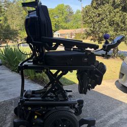 Quantum iLevel Power Wheelchair