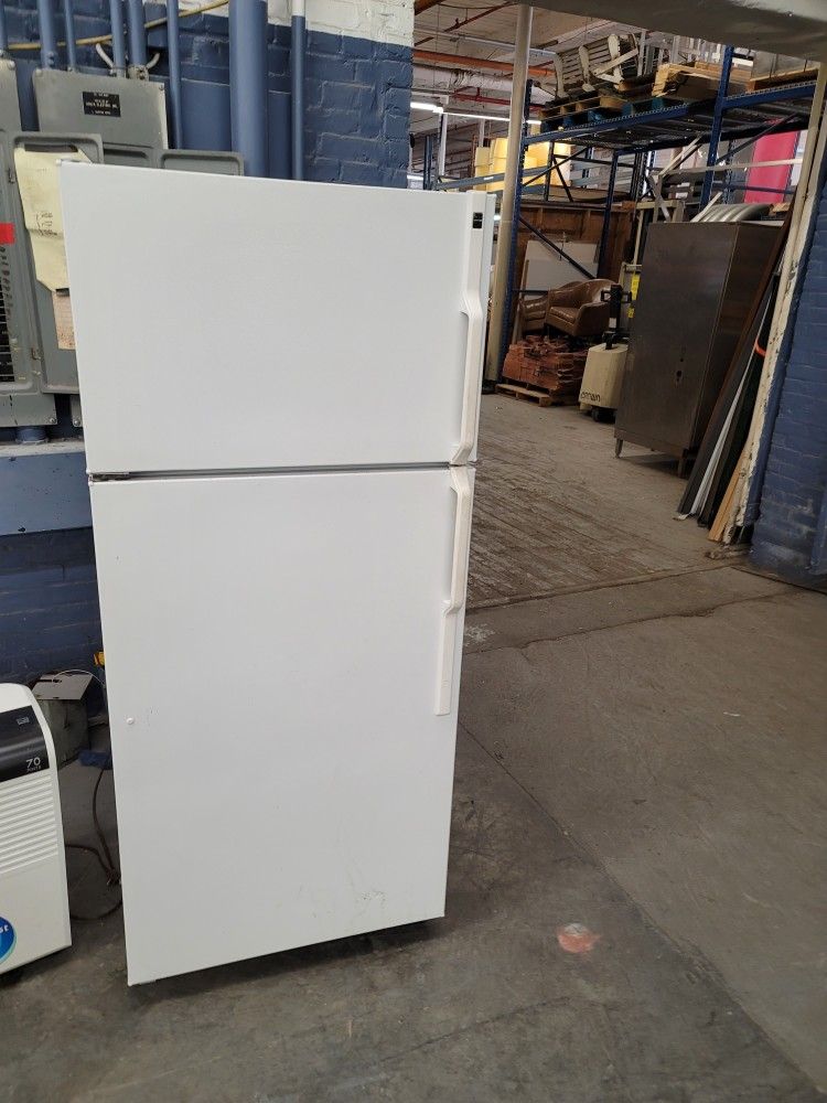 Apartment Size Refrigerator In Excellent Condition