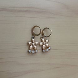 Flower-shaped dangle earrings 