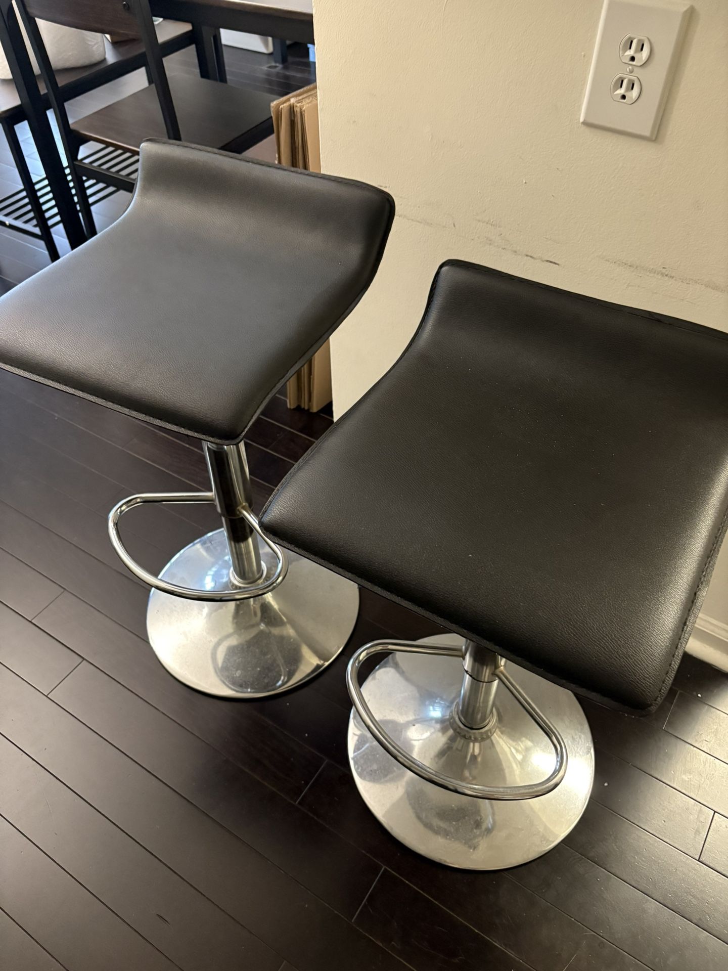 Set of two bar stools