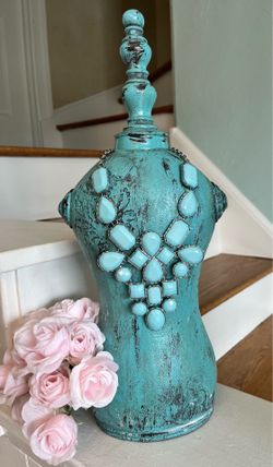 DECORATIVE BLUE MANNEQUIN