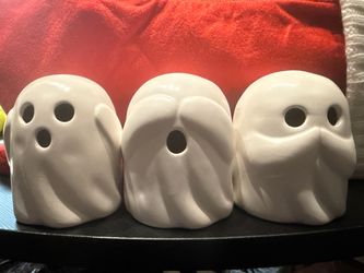 Really cute set of ghosts hear no evil speak no evil very cool set