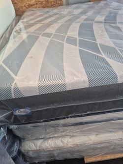 NEW QUEEN MATTRESS