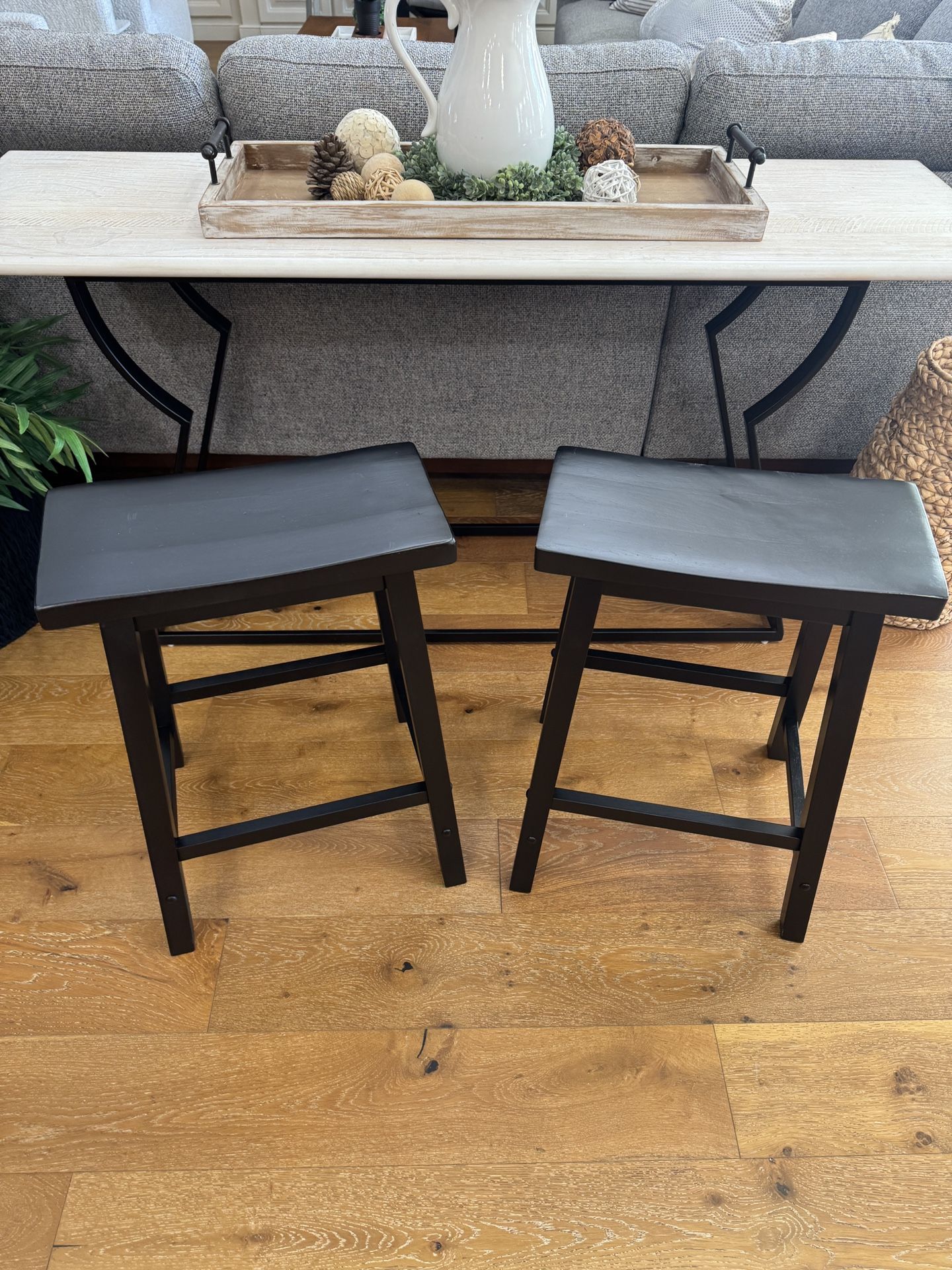 (2) 24" Counter Height Black Saddle Back Bar Stools