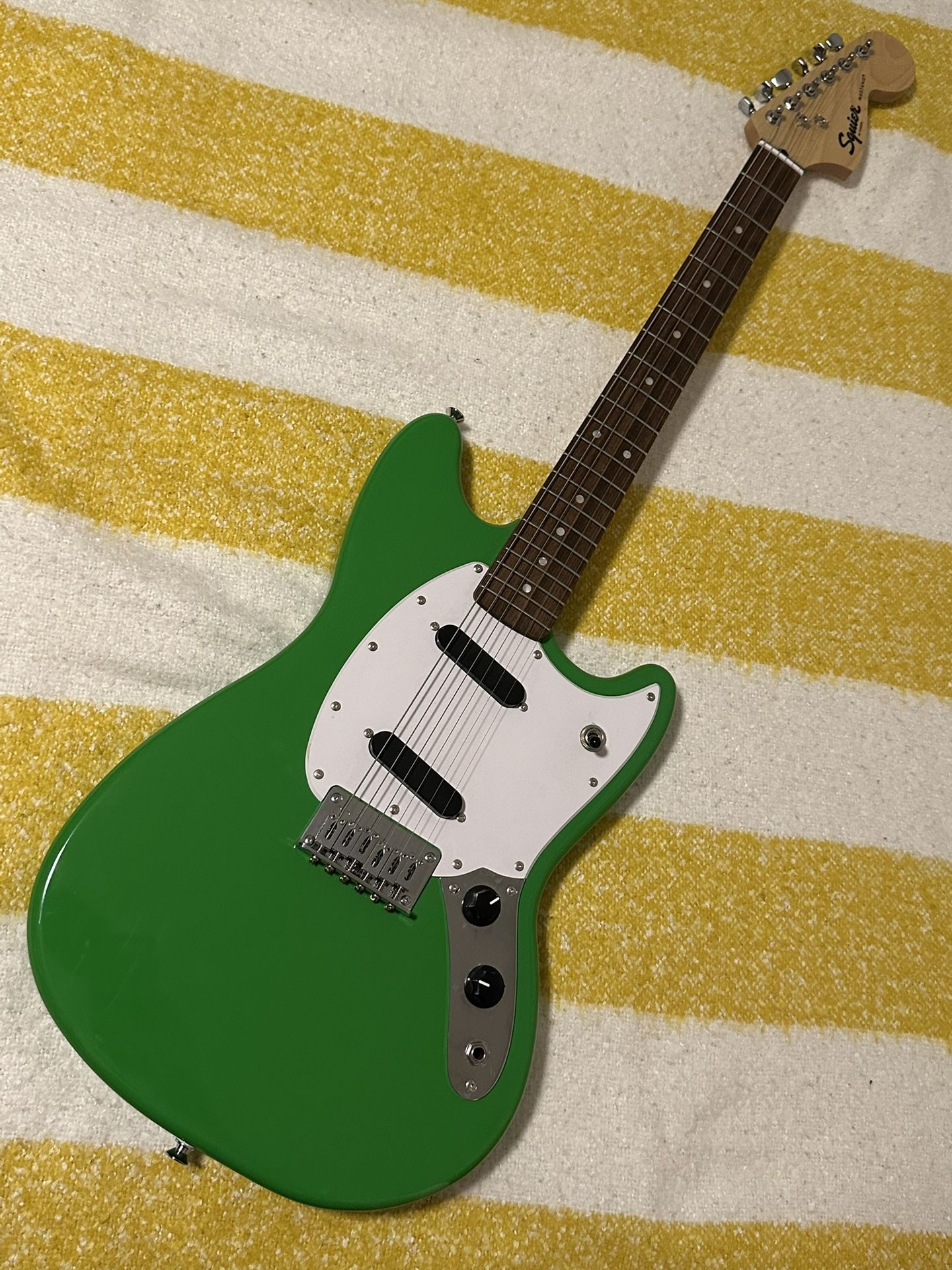 Rare LIME GREEN LIMITED EDITION FENDER SQUIER MUSTANG electric Guitar CORONA FENDER FACTORY SAMPLE