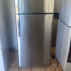 GE  REFRIGERATOR 28”W