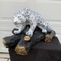 Painted snow leopard on the log Statue
