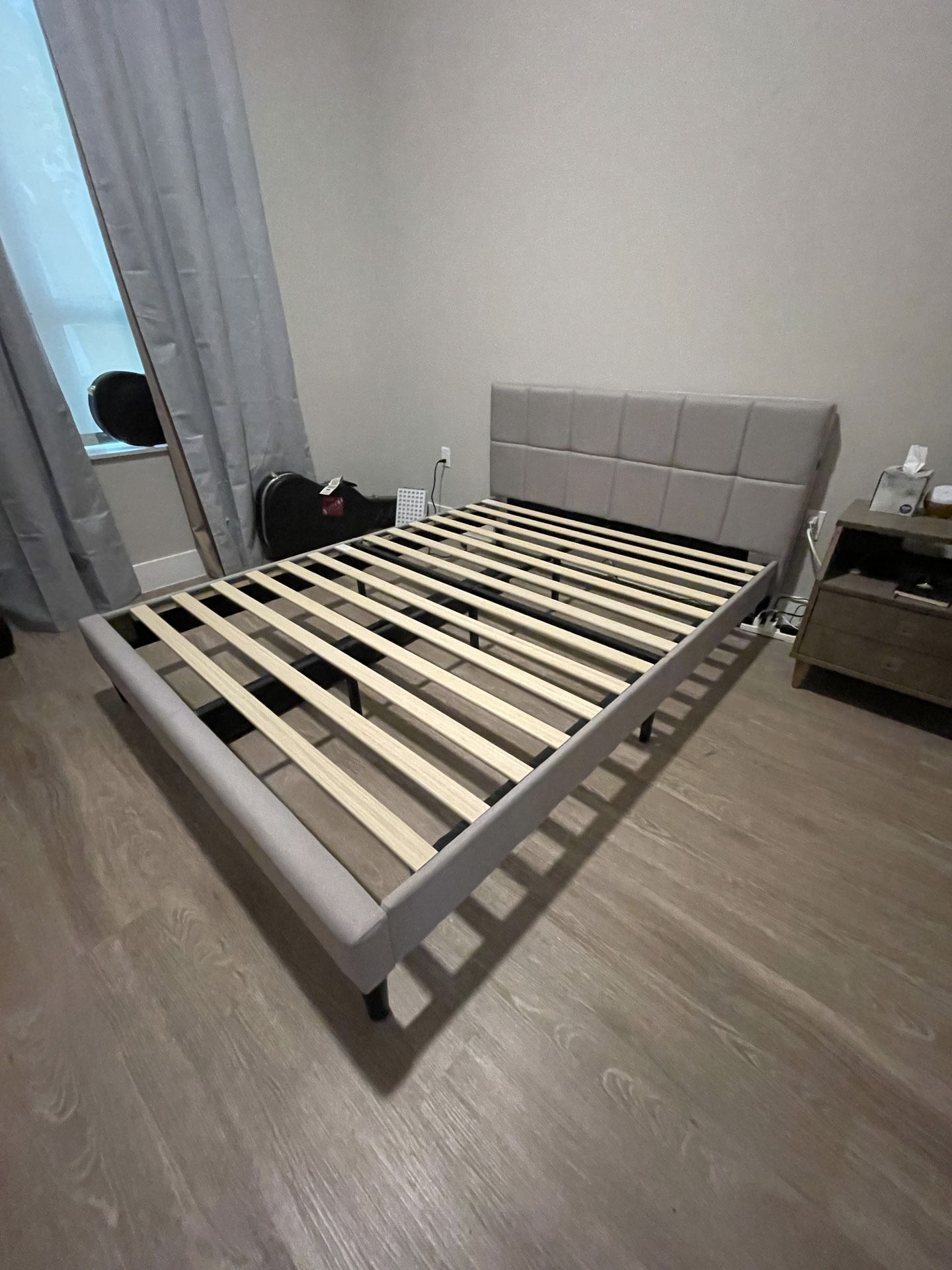 Queen size bed frame - 2 USB Ports - ZINUS Lottie Upholstered Platform Bed