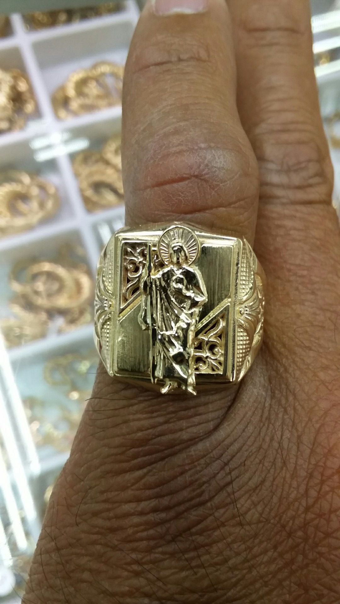 14k Gold san judas ring 6.7 grams
