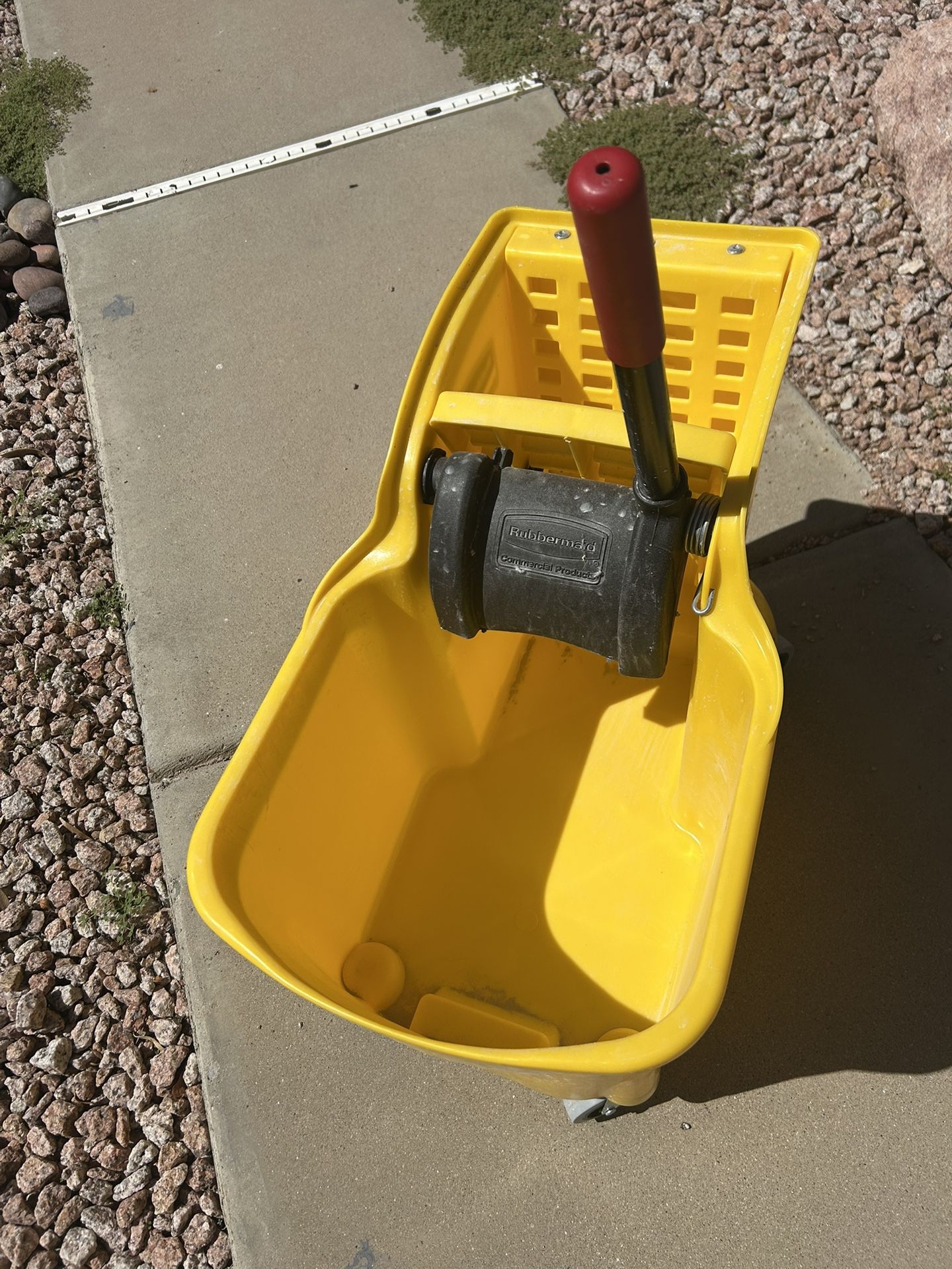 Rubbermaid 35 Qt. Plastic Mop Bucket with Wringer