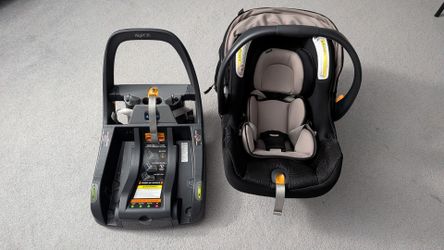 Chicco Bravo car seat with base - rear facing