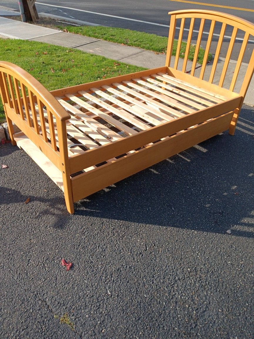Solid Wood Trundle Bed