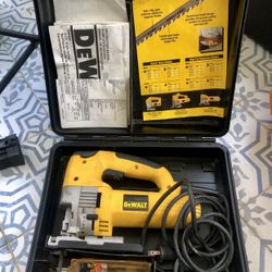 DeWalt Jigsaw DW321K Heavy-Duty Variable Speed jigsaw, Black carrying case, Extra  jigsaw blades