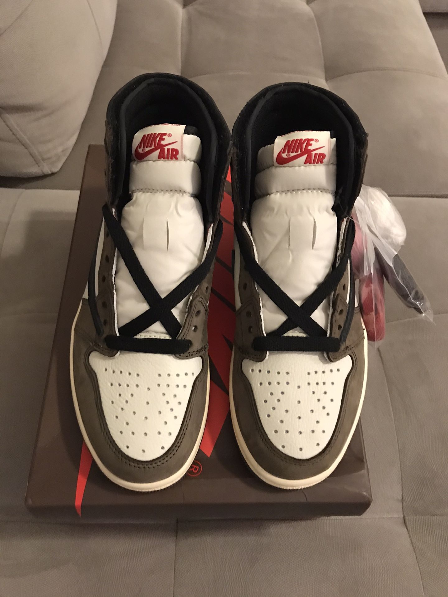 Jordan 1 Travis Scott