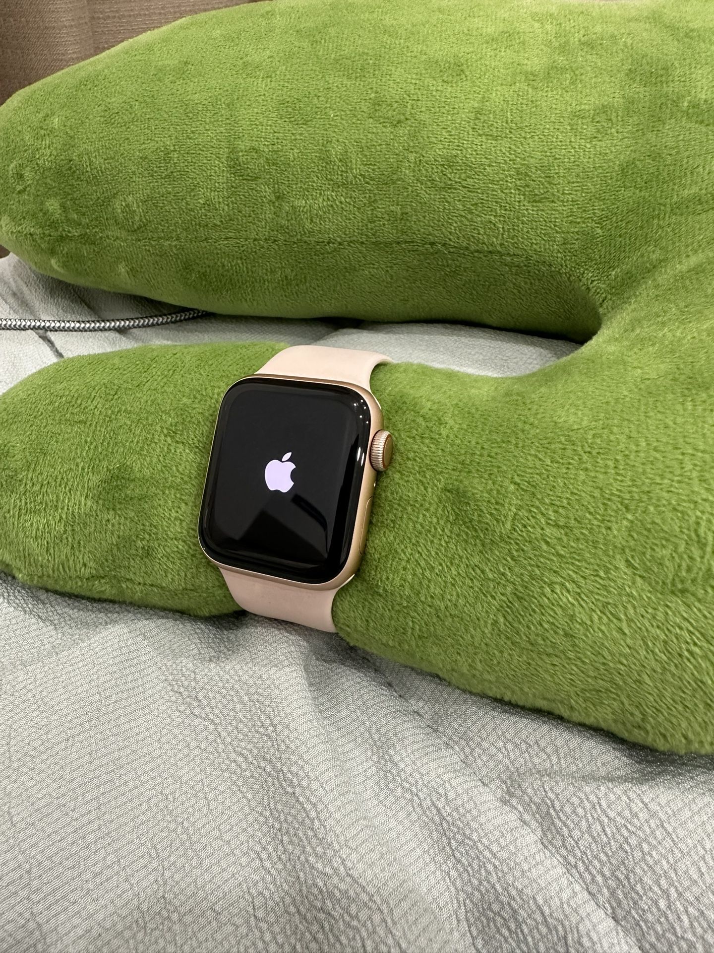 Apple Watch SE 40mm Gold (Rose Gold / Pink)– Excellent Condition
