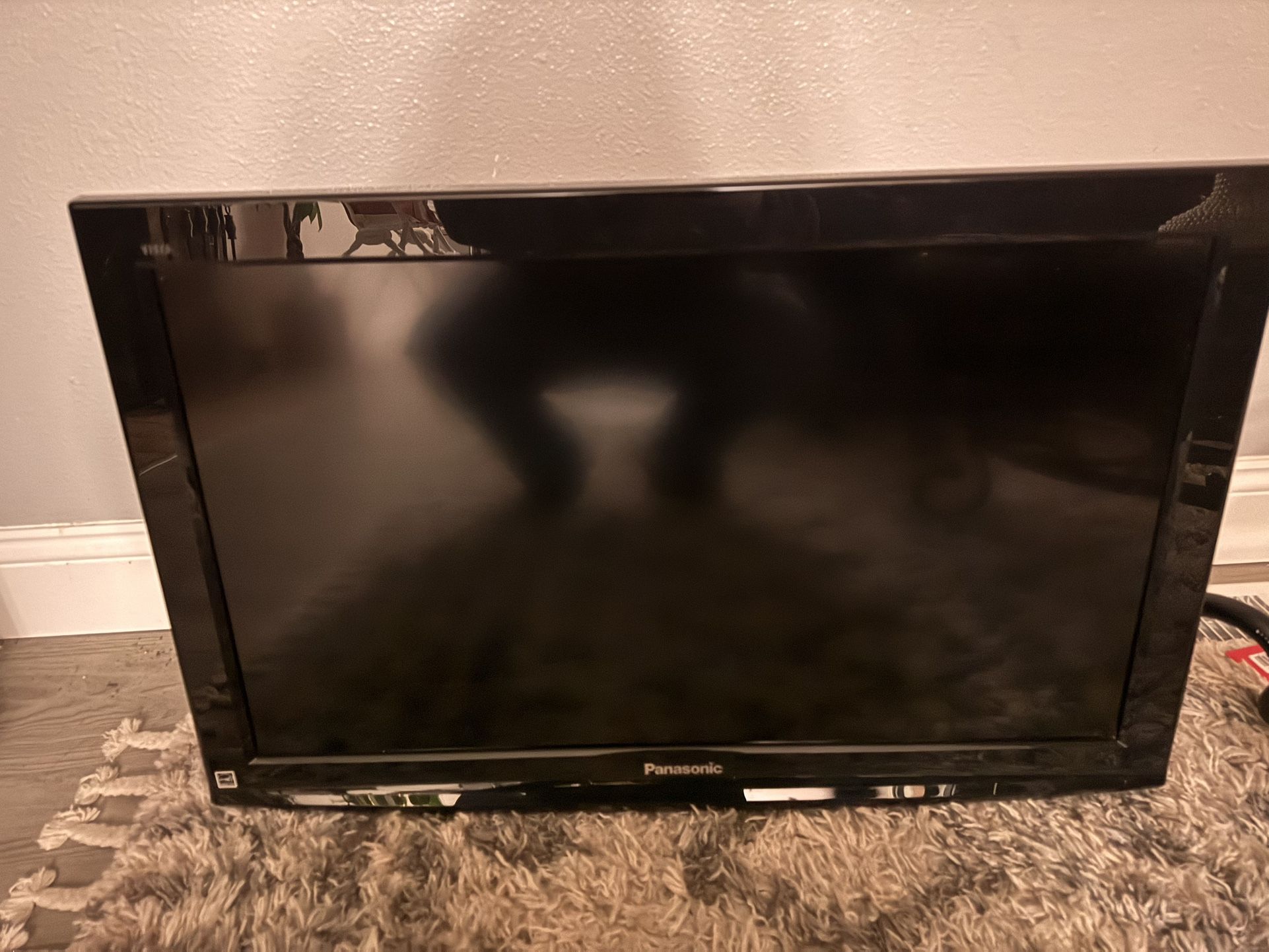 Panasonic 32” TV  W/ Wall Mount 