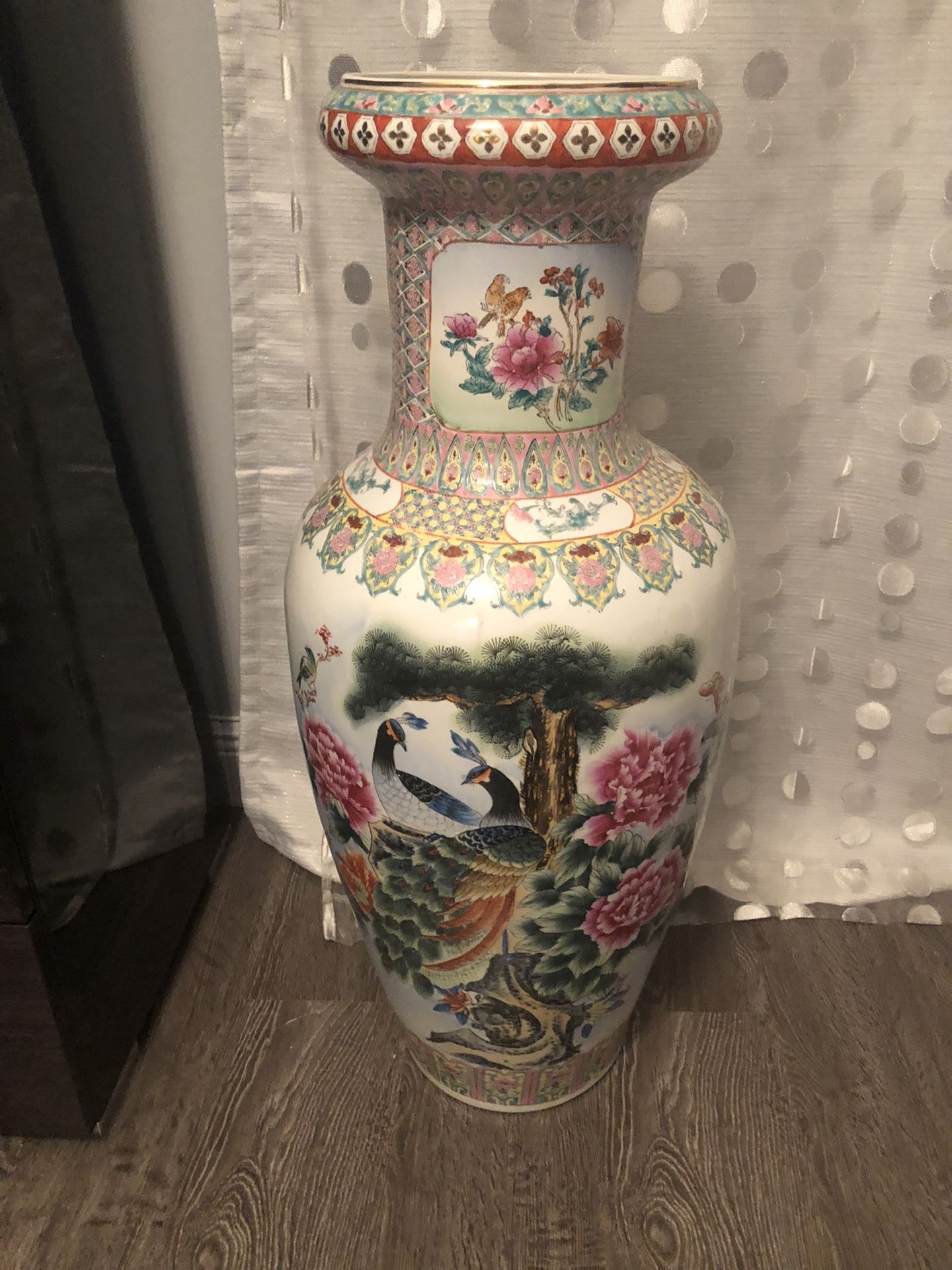 Beautiful standing oriental vase with peacocks 3 ft tall