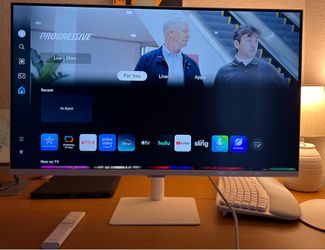 Samsung 32” Smart Monitor M5 (White) – Excellent Condition