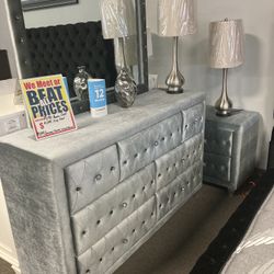 Beautiful Mirror Dresser Nightstand ✨💛 Easy Financing Available 👍😎 Free Delivery 🚚 