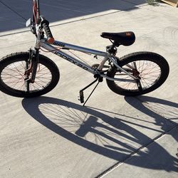 Boys mongoose bike 20”