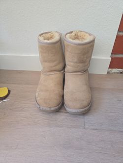 UGGS women Sz 6