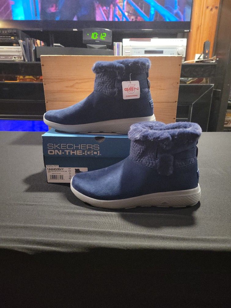 Sz 11 SKETCHERS ON THE GO CITY 2 COZY VIBE BOOTS